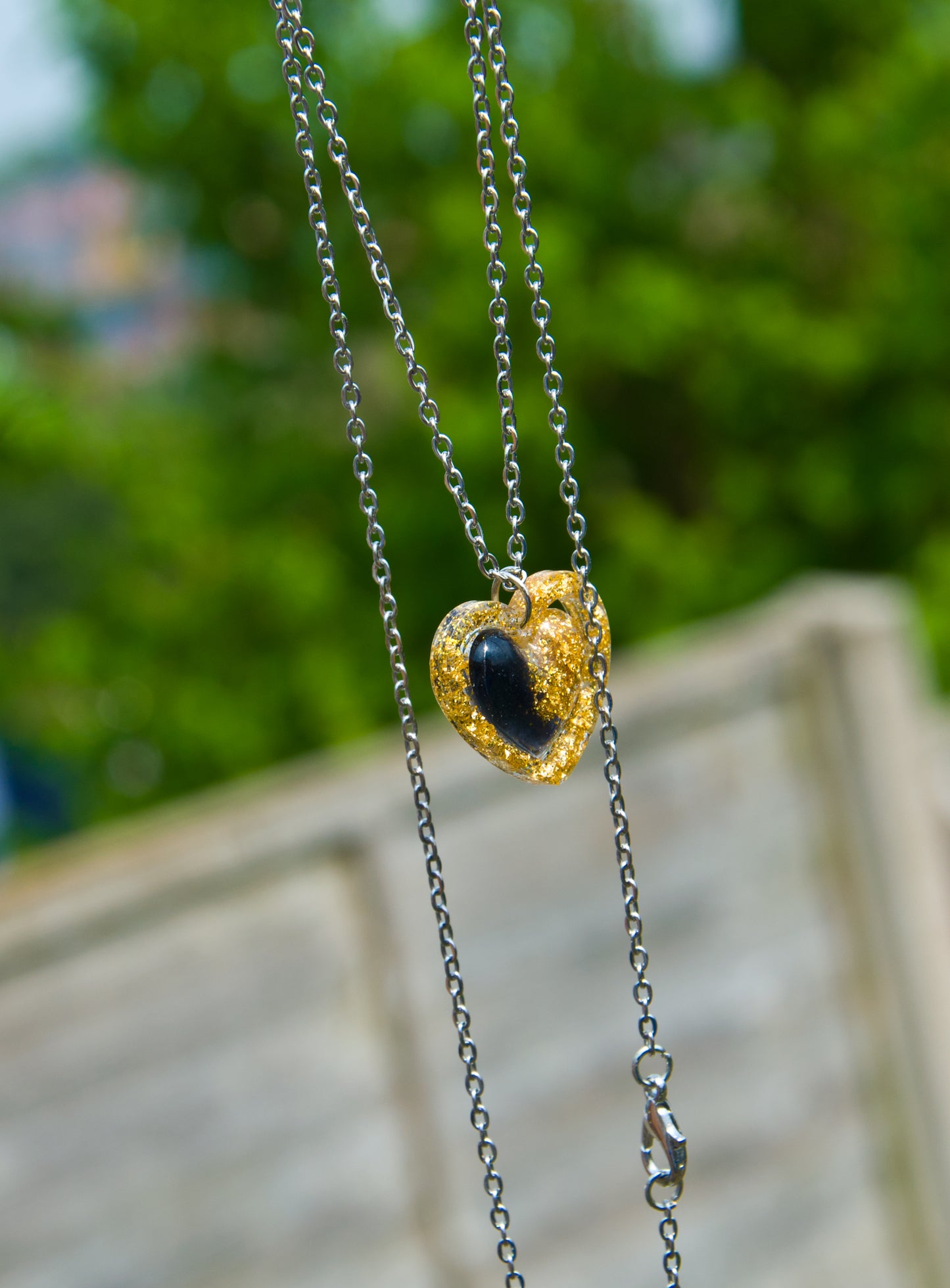 Black & Gold Glitter Heart Resin Necklace – Stainless Steel Chain