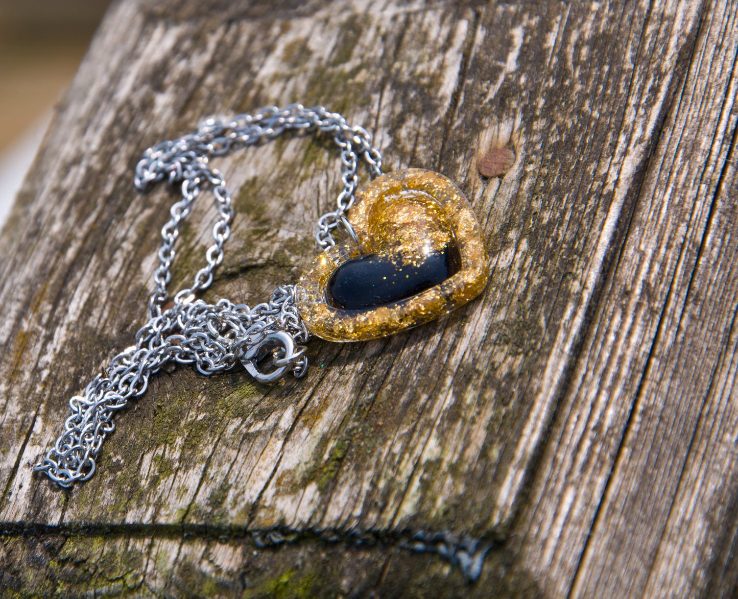 Black & Gold Glitter Heart Resin Necklace – Stainless Steel Chain